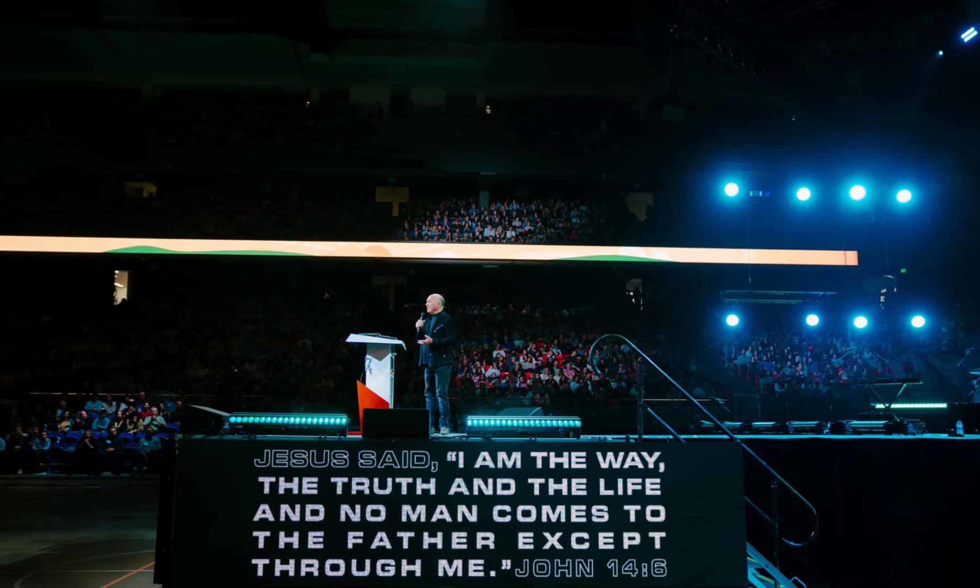 greglaurie-stage-boise-crusade